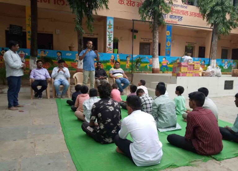 Read more about the article स्वयंसेवी विद्यार्थ्यांकडून मुलांसाठी शैक्षणिक व व्यक्तिमत्व विकास उपक्रम